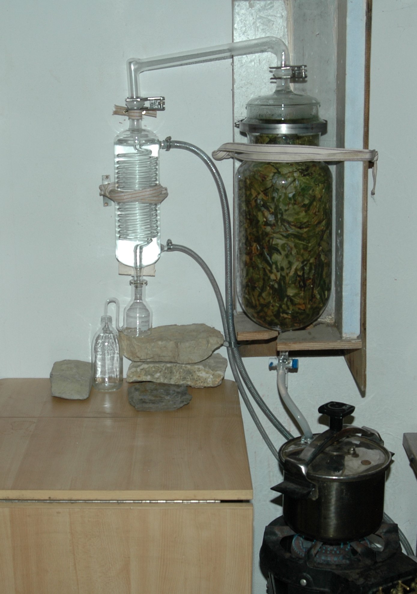 alambic essential oil distillation oils still pour huile essentielle distiller equipment maison un making glass helps nature essentielles huiles steam